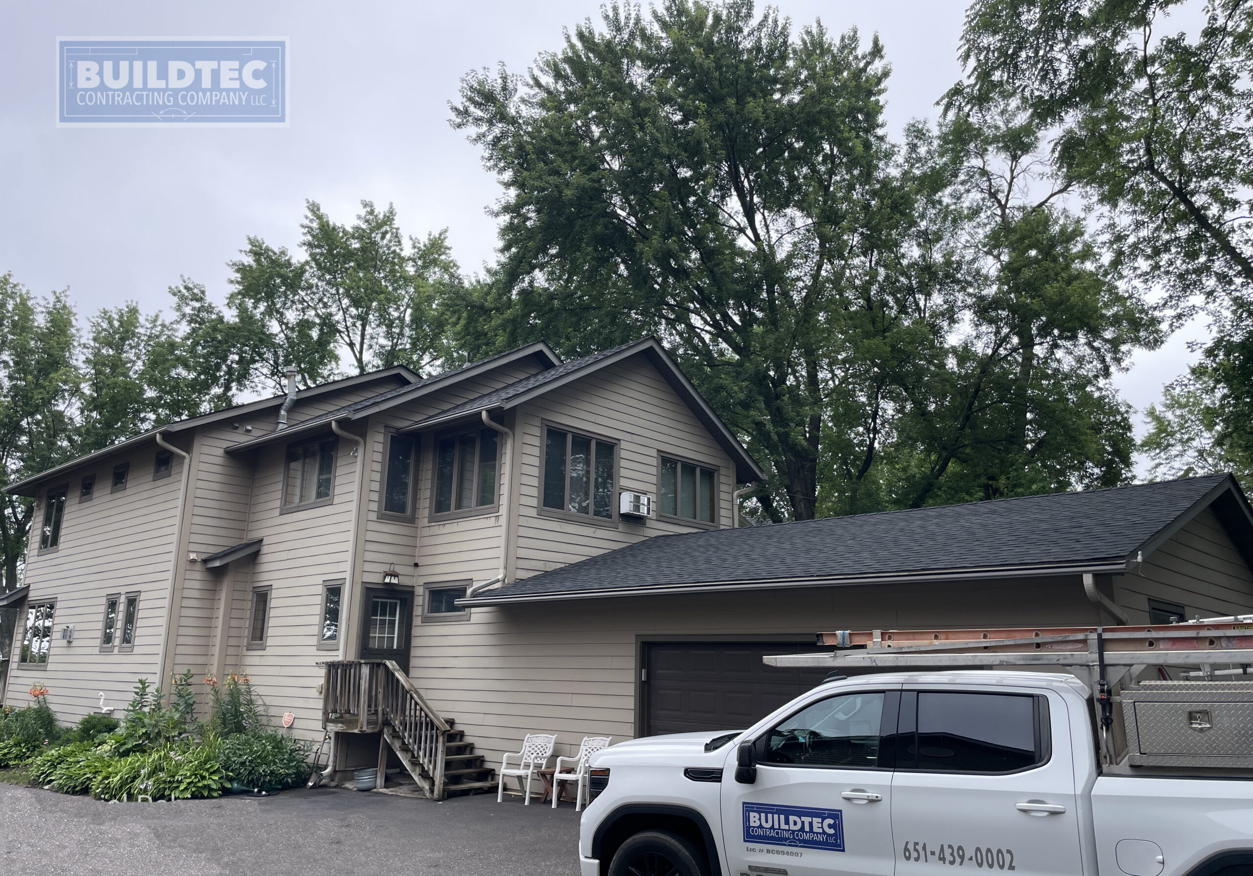 Roofing in White Bear Lake, MN. GAF Timberline UHDZ in Charcoal.